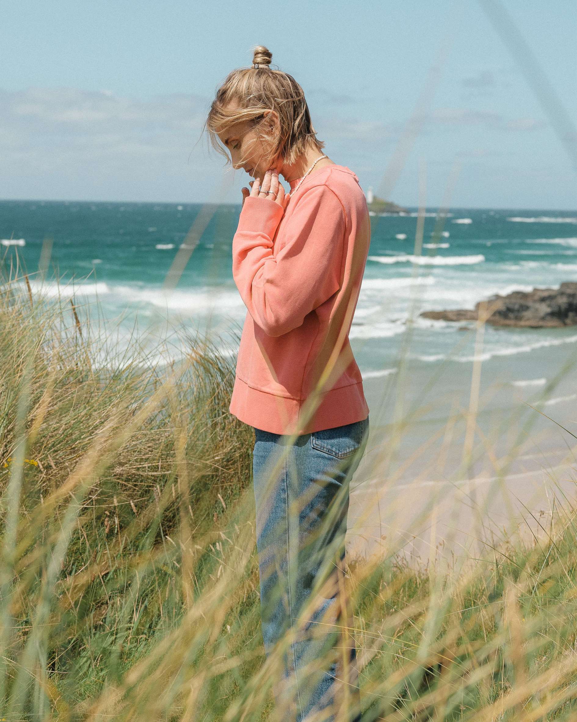 Premium sweatshirt in coral colour with jeans