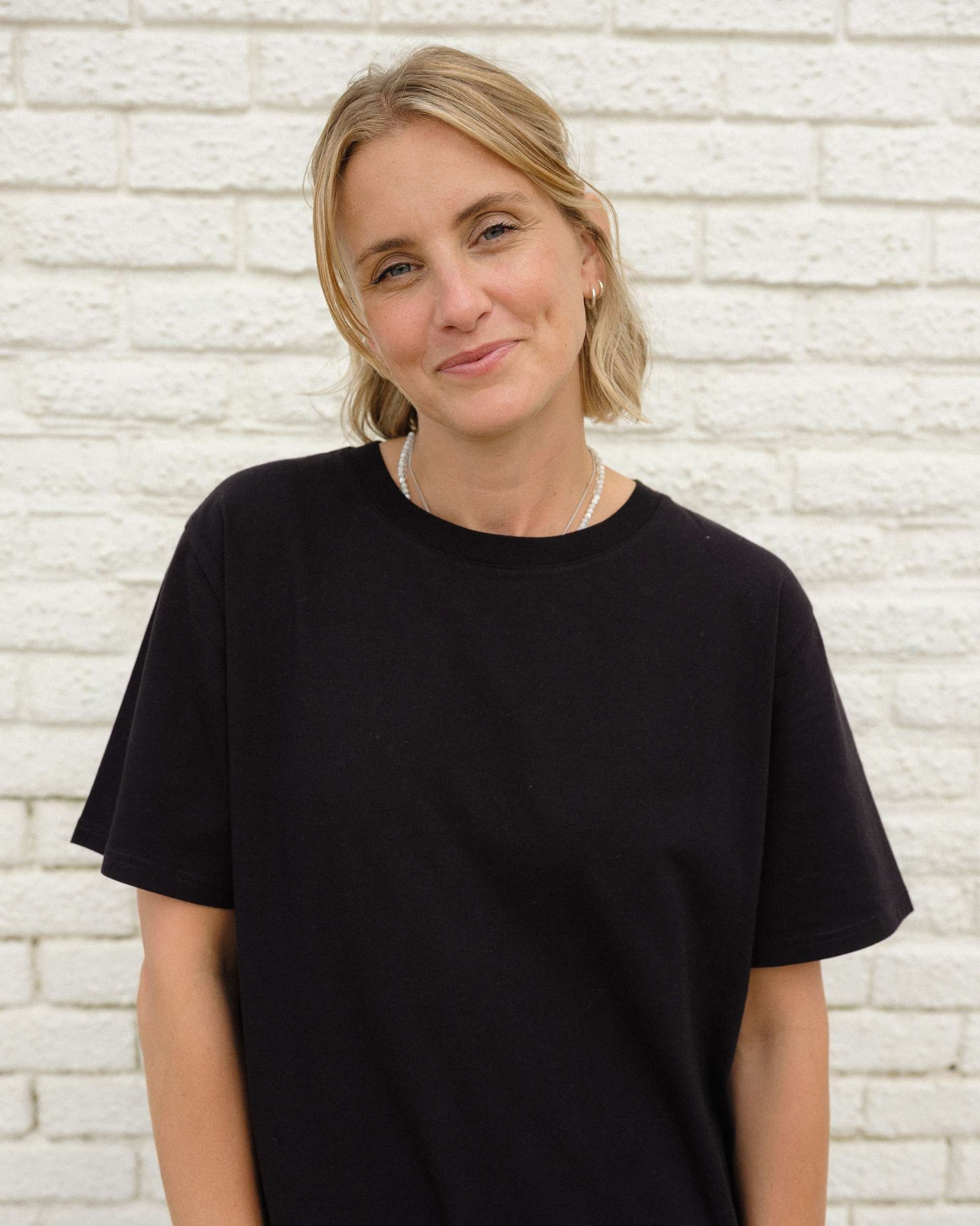 Relaxed summer t-shirt dress in black