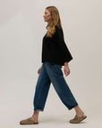 Side_view_of_black_3_quarter_sleeve_t-shirt