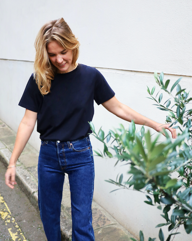 women&#39;s black tee shirt