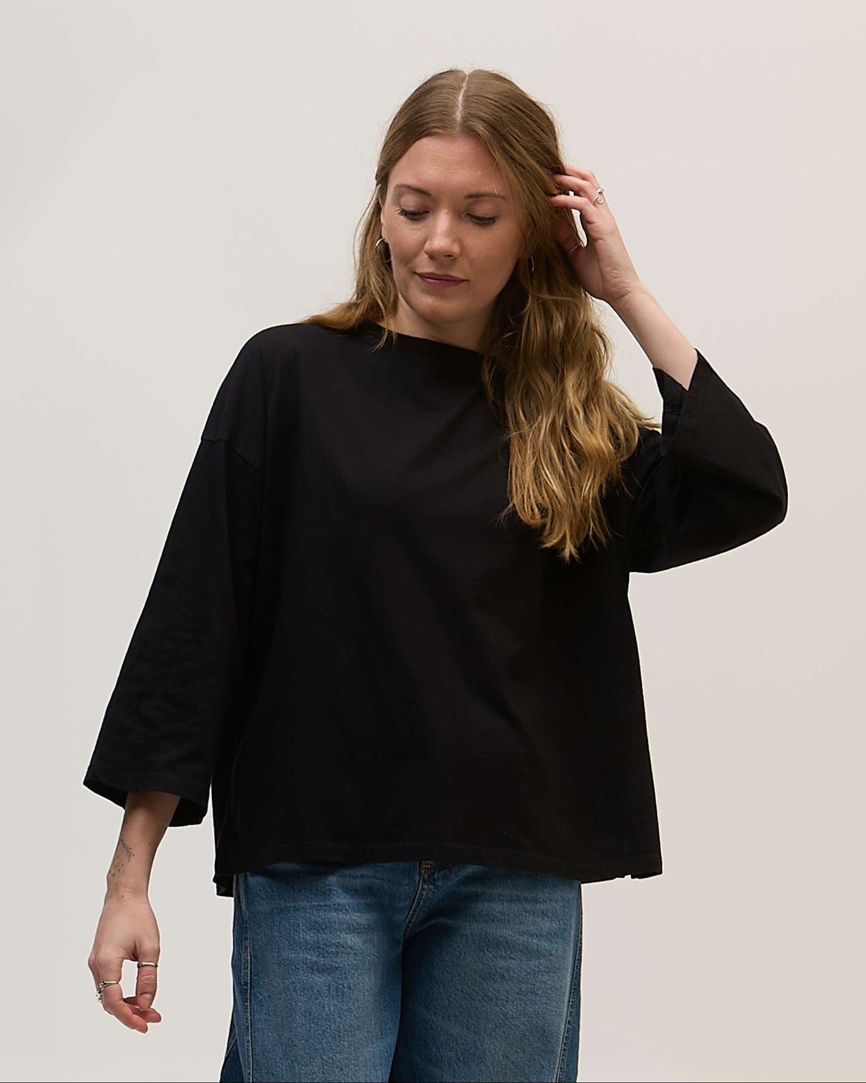 Boxy_and_comfortable_black_t-shirt
