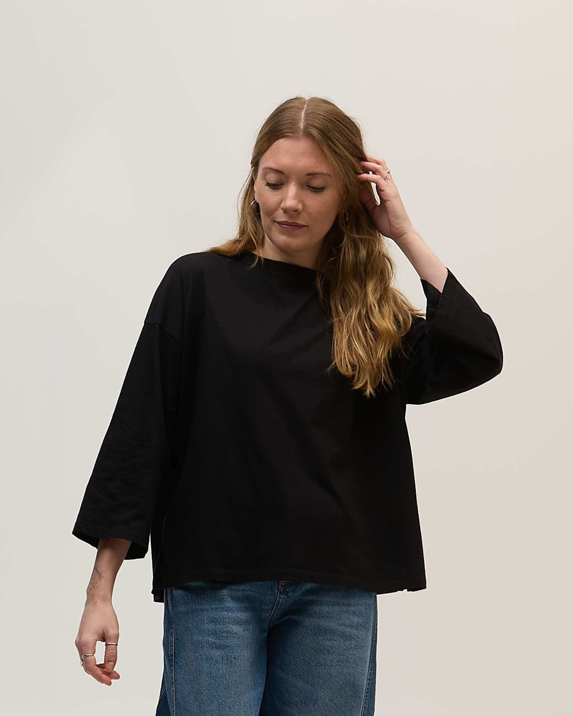 Boxy_and_comfortable_black_t-shirt