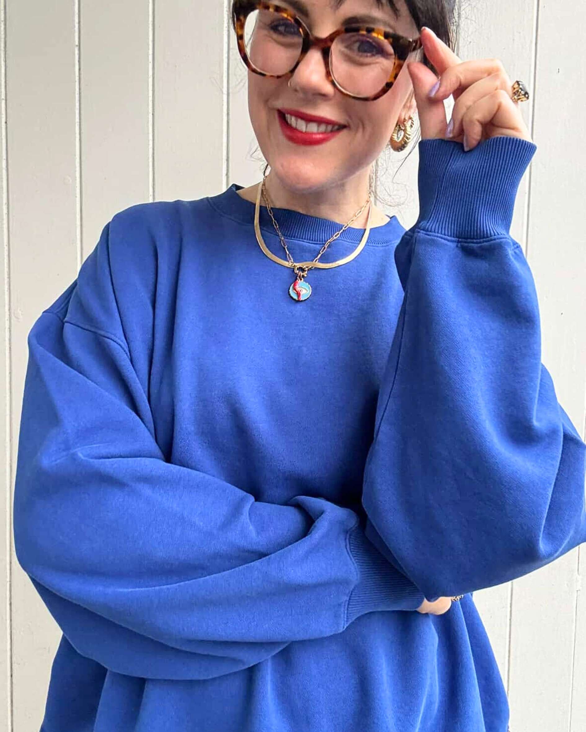 Cobalt_blue_sweatshirt_with_oversized_fit