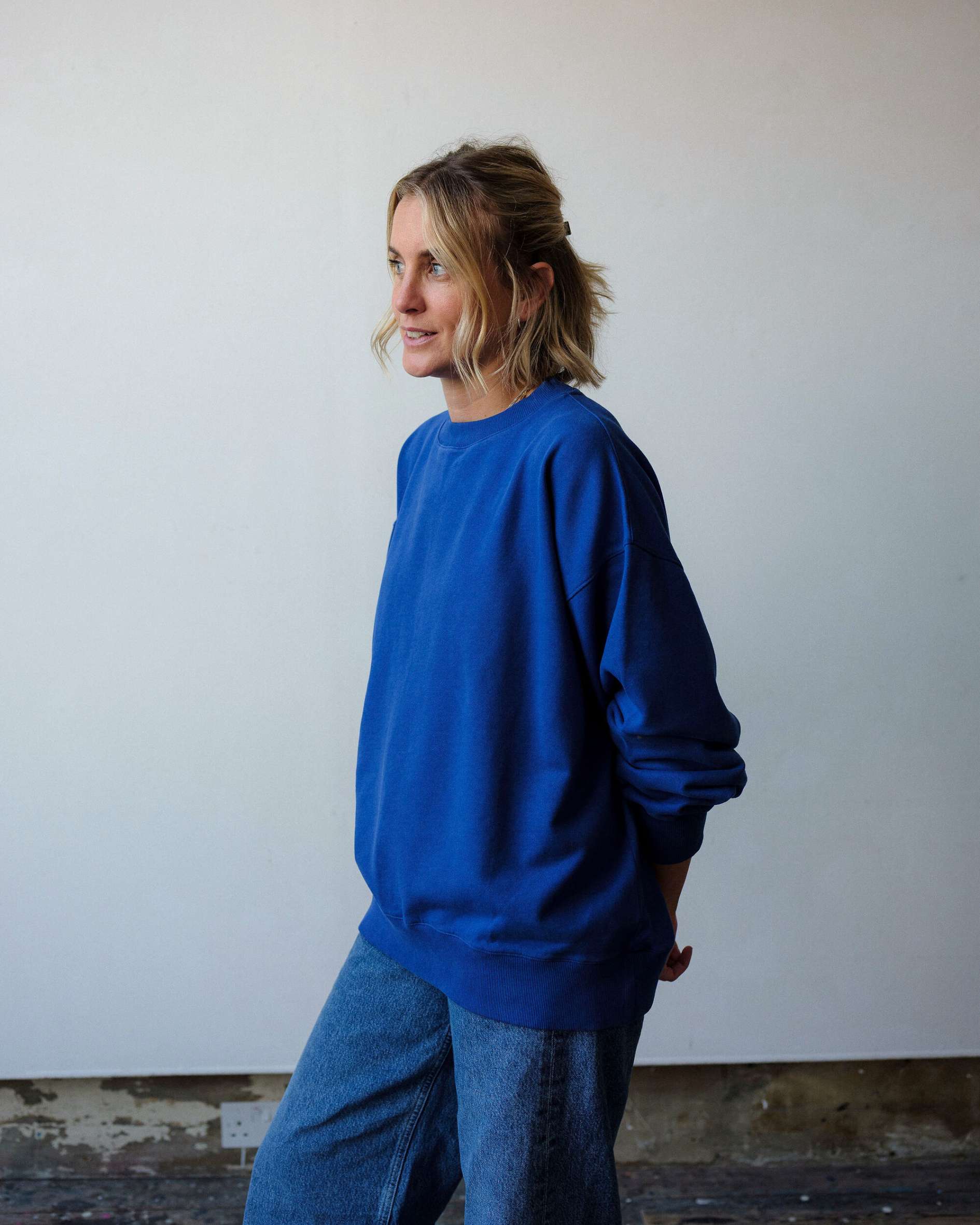 Crew_neck_blue_sweatshirt_with_dropped_shoulders