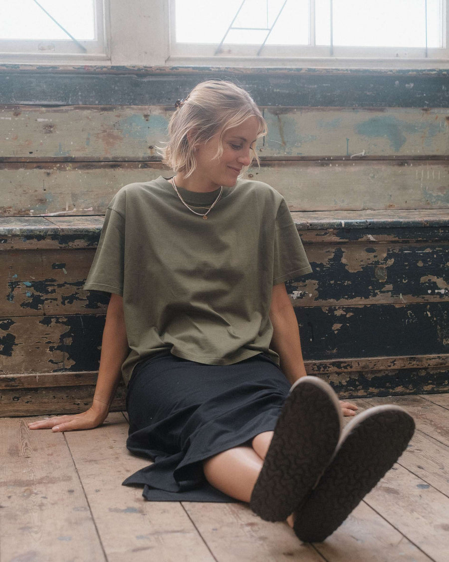 Dark_khaki_cropped_t-shirt_-_Hannah