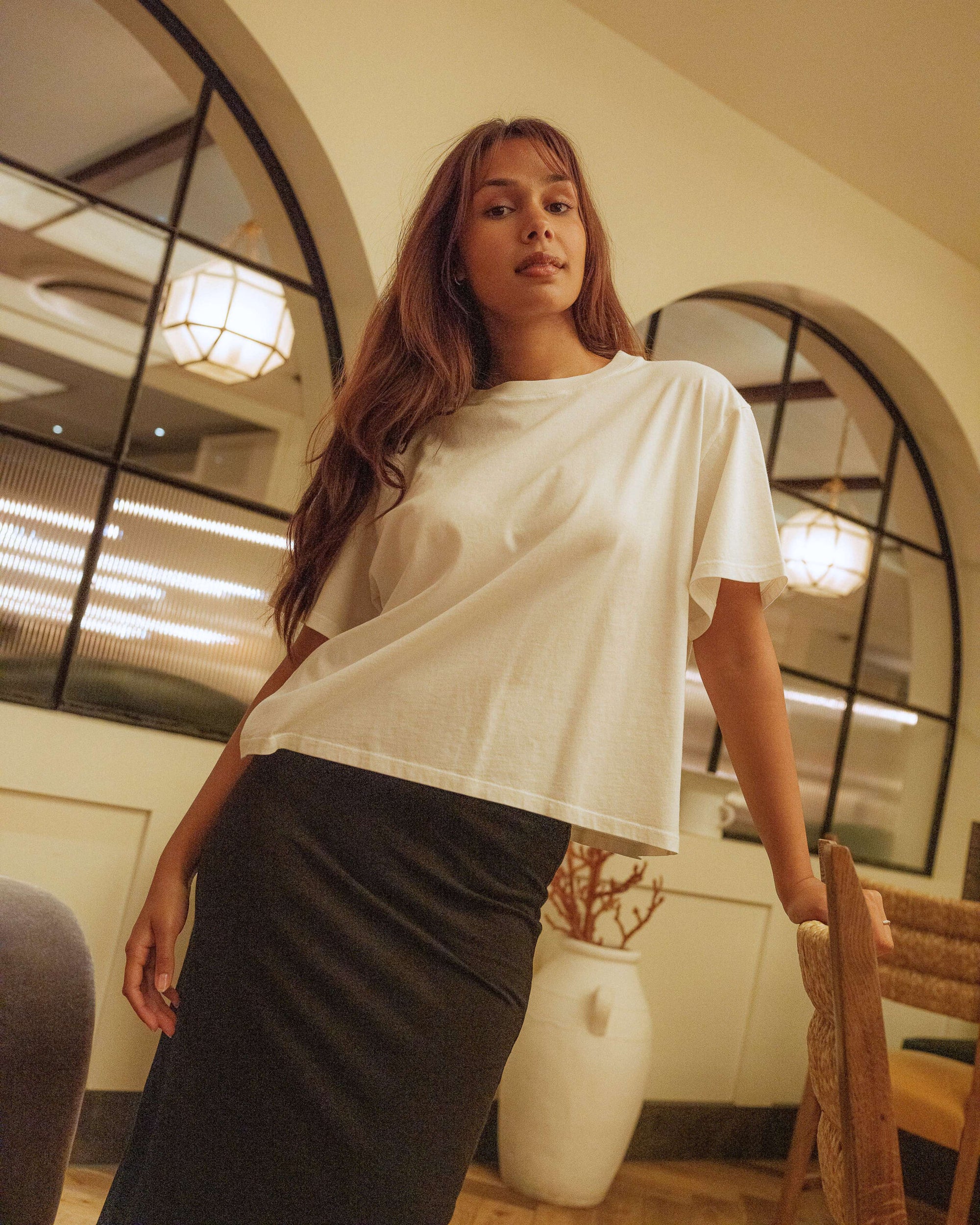 Ecru_cropped_t-shirt_in_organic_cotton_with_black_skirt