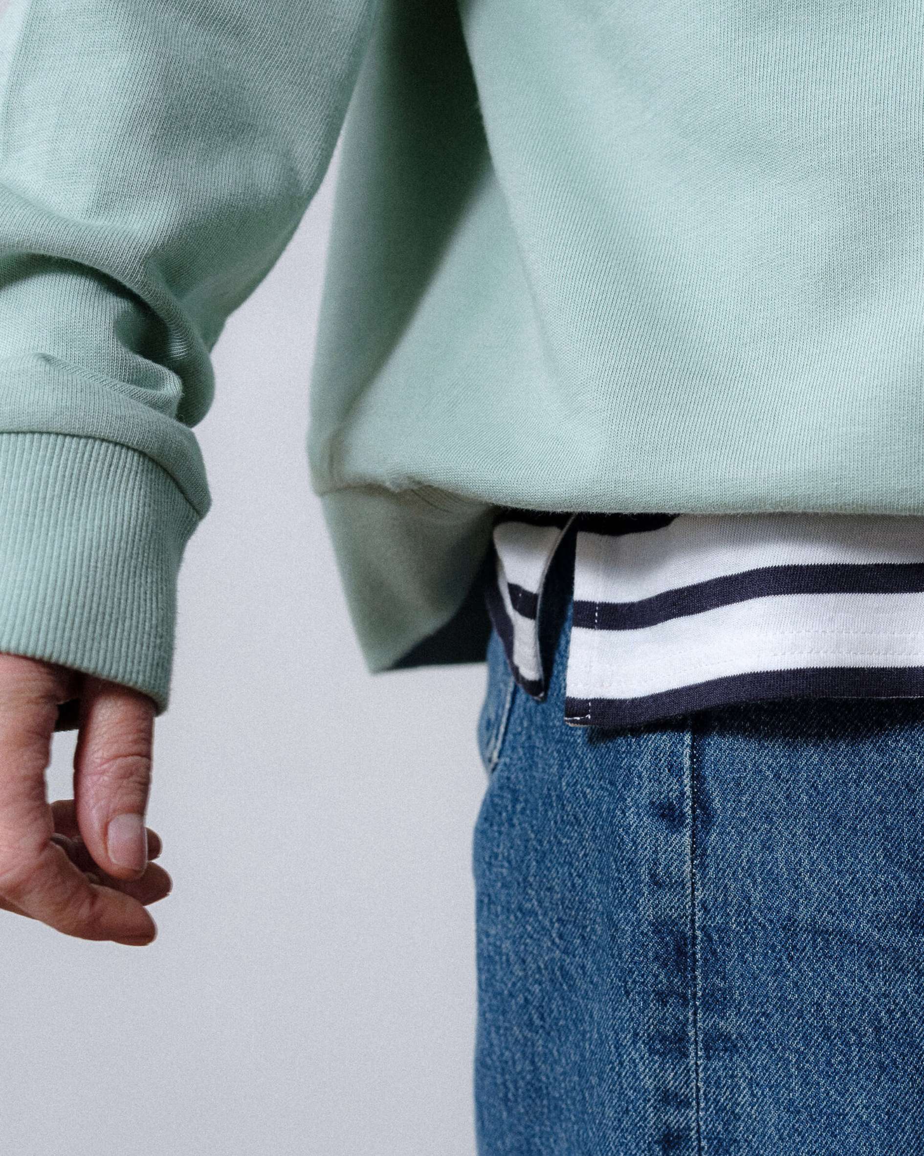 Fully_bound_side_splits_on_navy_Breton_top