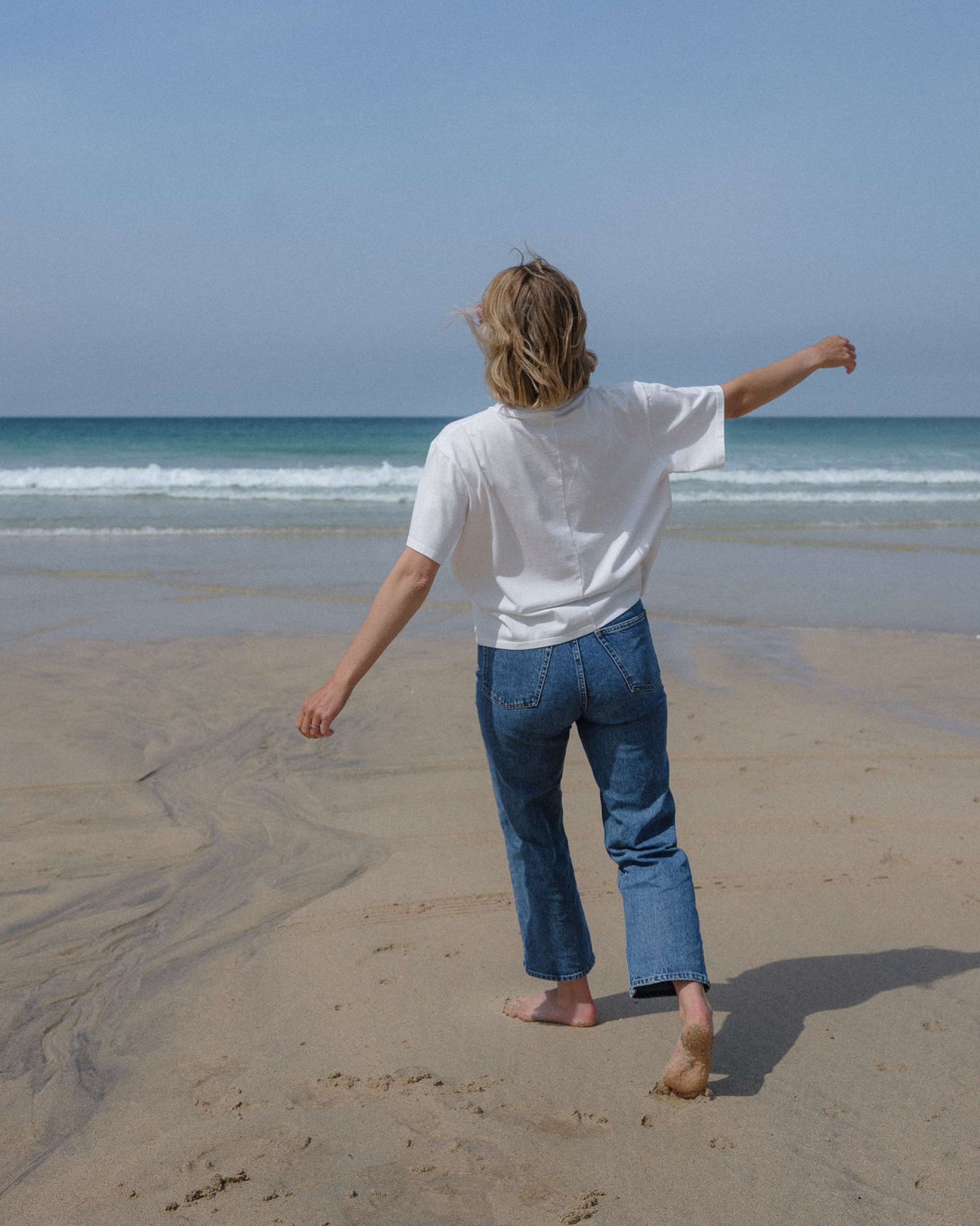 Hannah Ecru cropped t-shirt - Sophie Hellyer - beach - back
