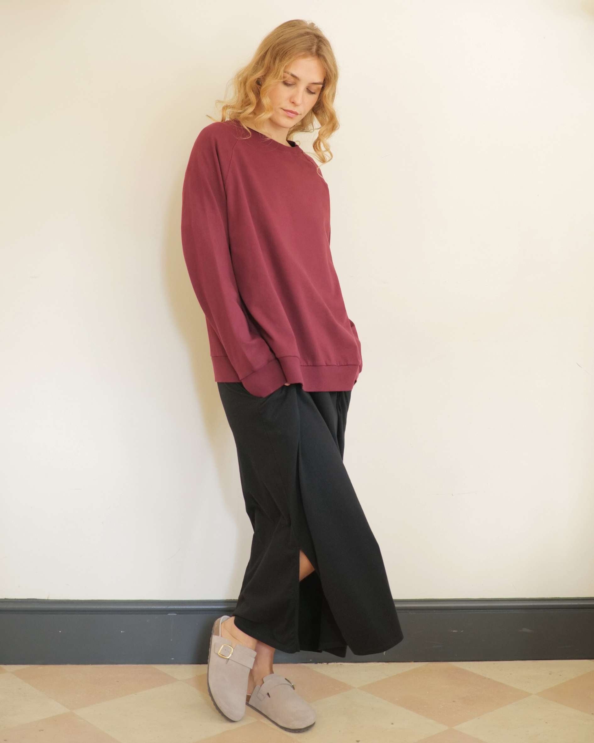 Oversized_black_t-shirt_dress_with_pockets_and_burgundy_sweatshirt