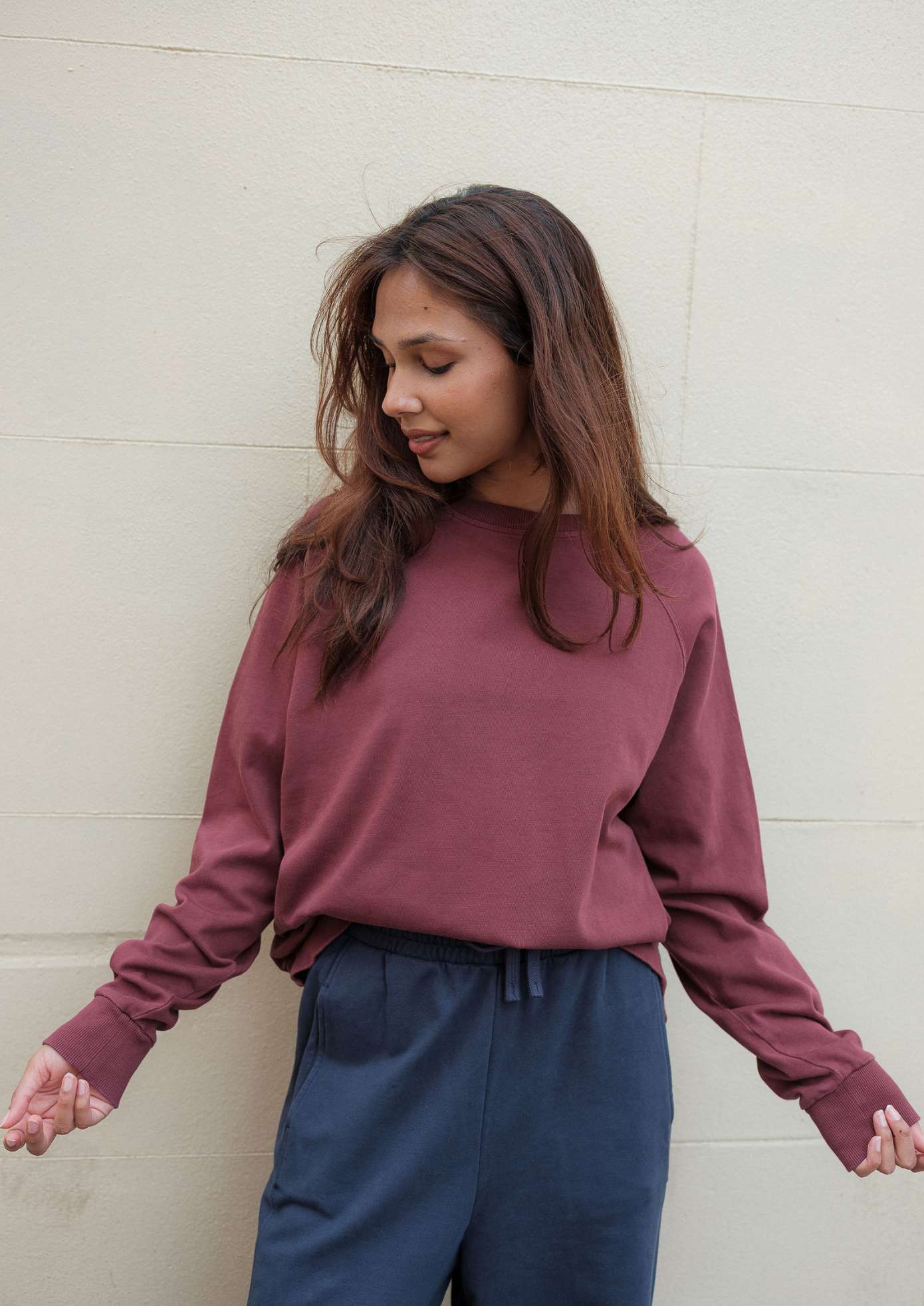 Oversized_sweatshirt_in_burgundy