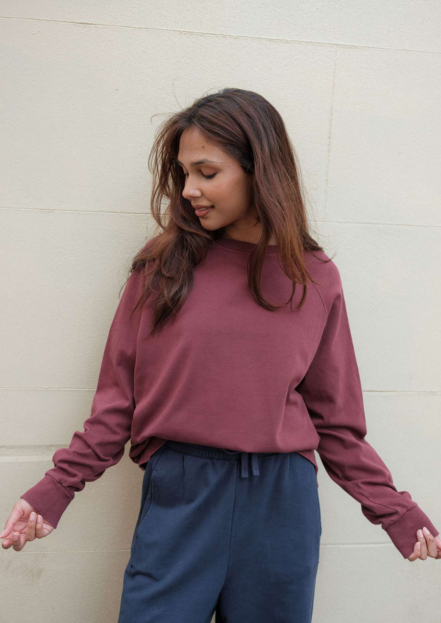 Oversized_sweatshirt_in_burgundy