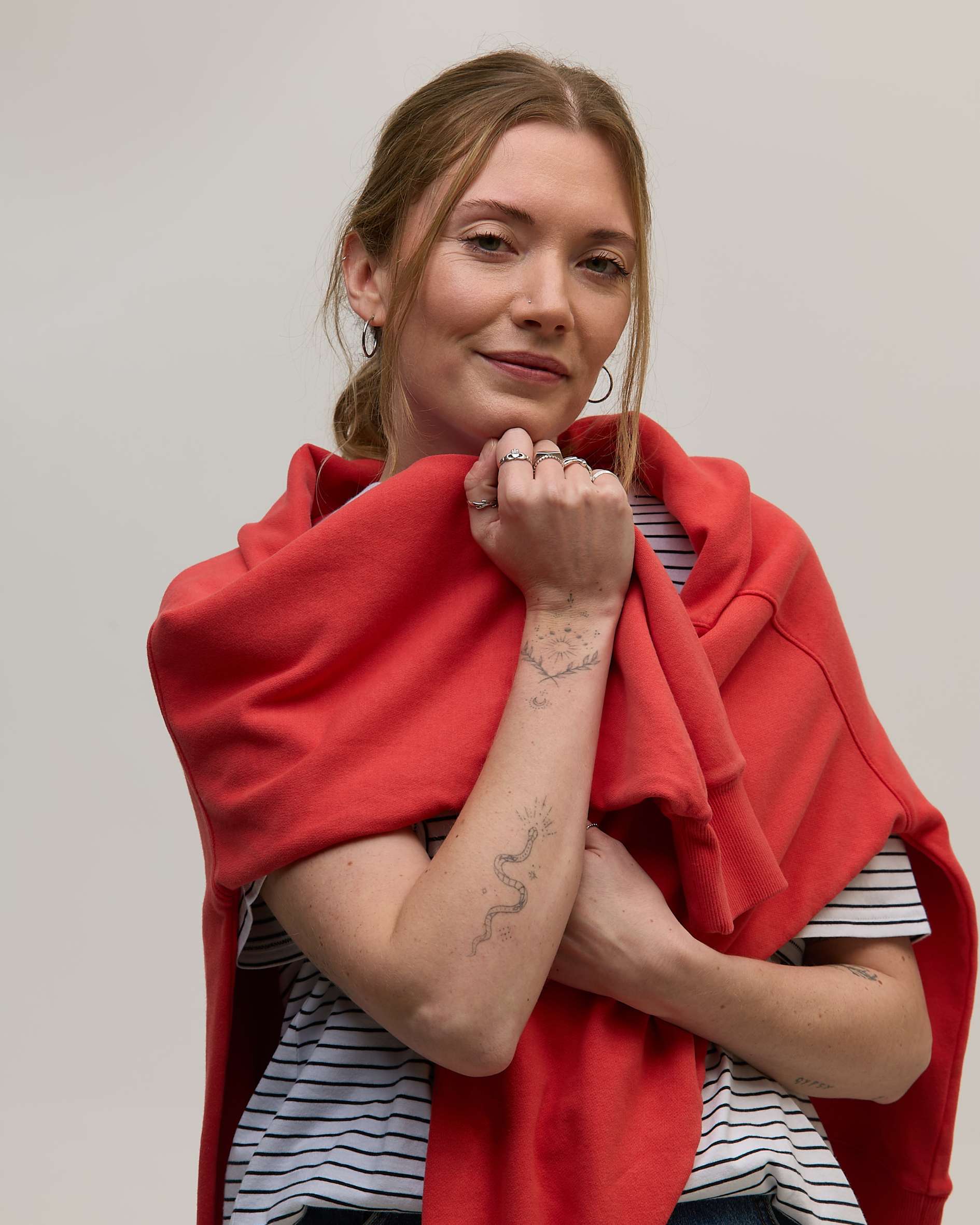 Quality_oversized_sweatshirt_in_washed_red_colour