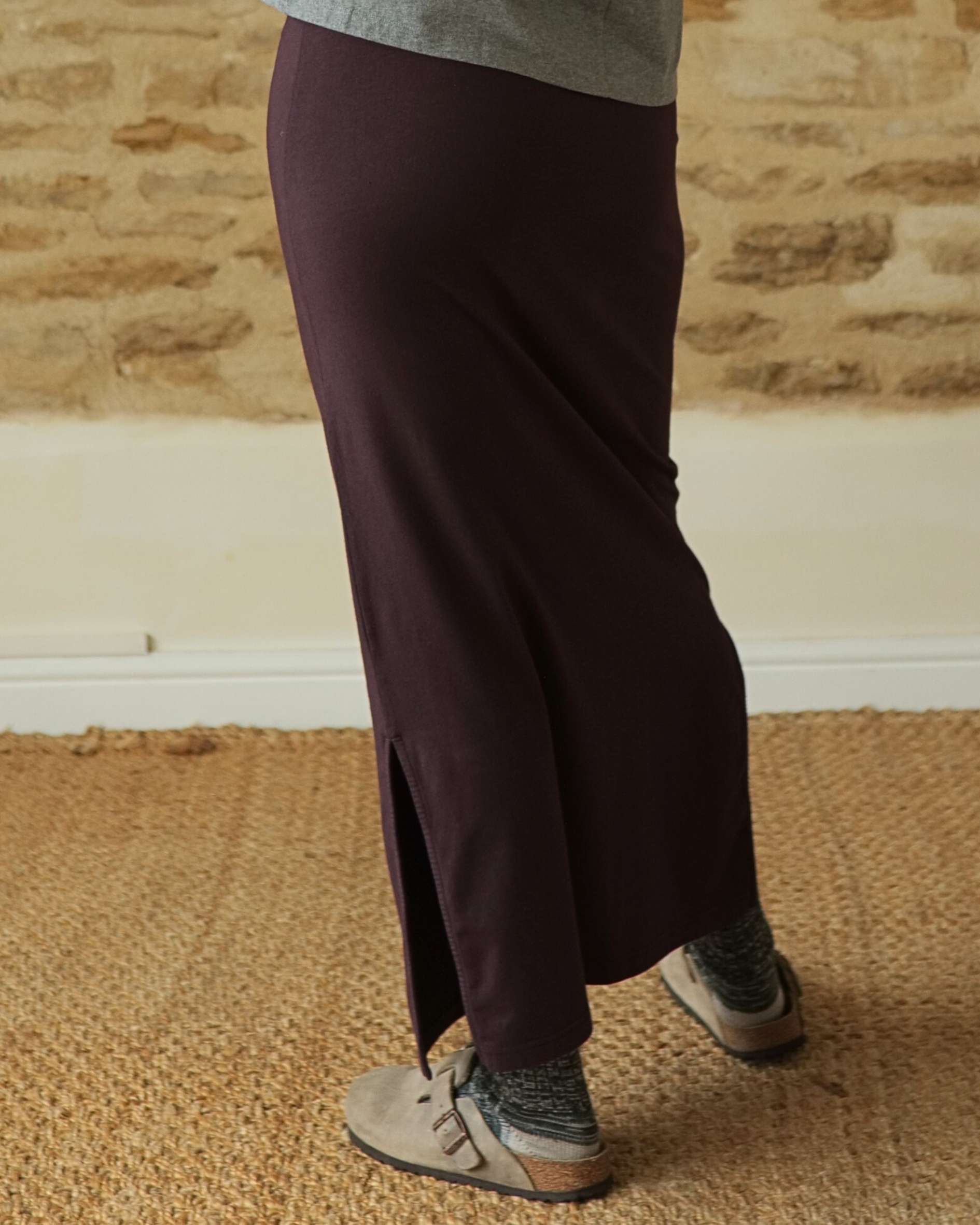 Shop_plum_coloured_skirt_with_side_splits