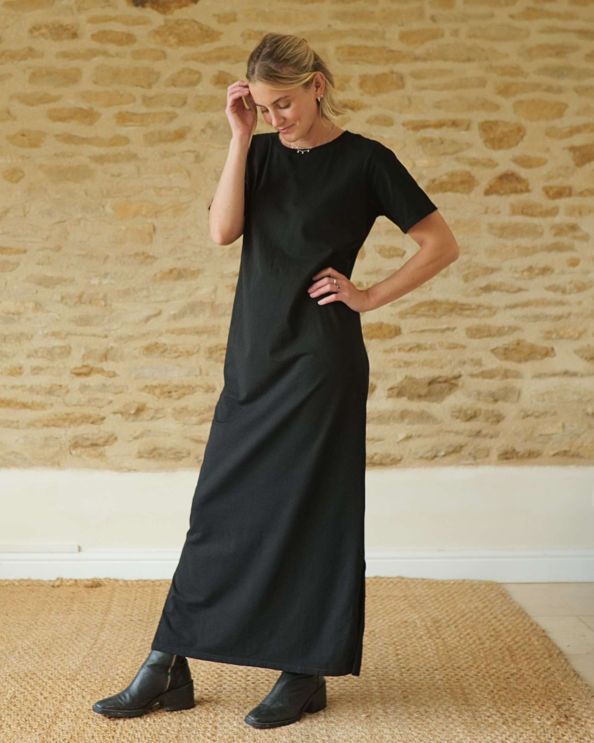 Shop_semi-fitted_black_dress_in_jersey