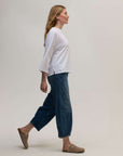 Side_on_view_of_white_three_quarter_sleeve_t-shirt
