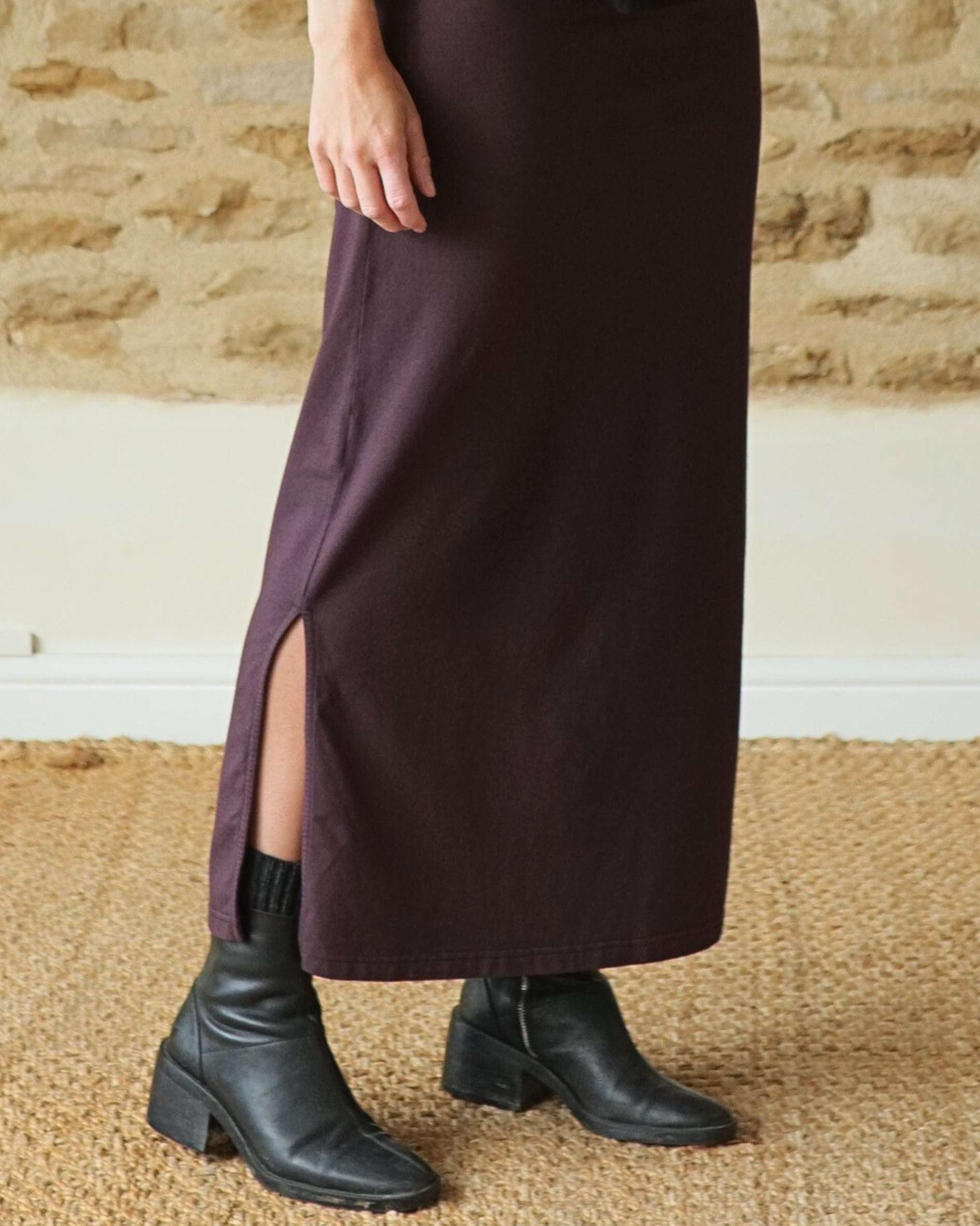 Side_splits_on_plum_jersey_skirt
