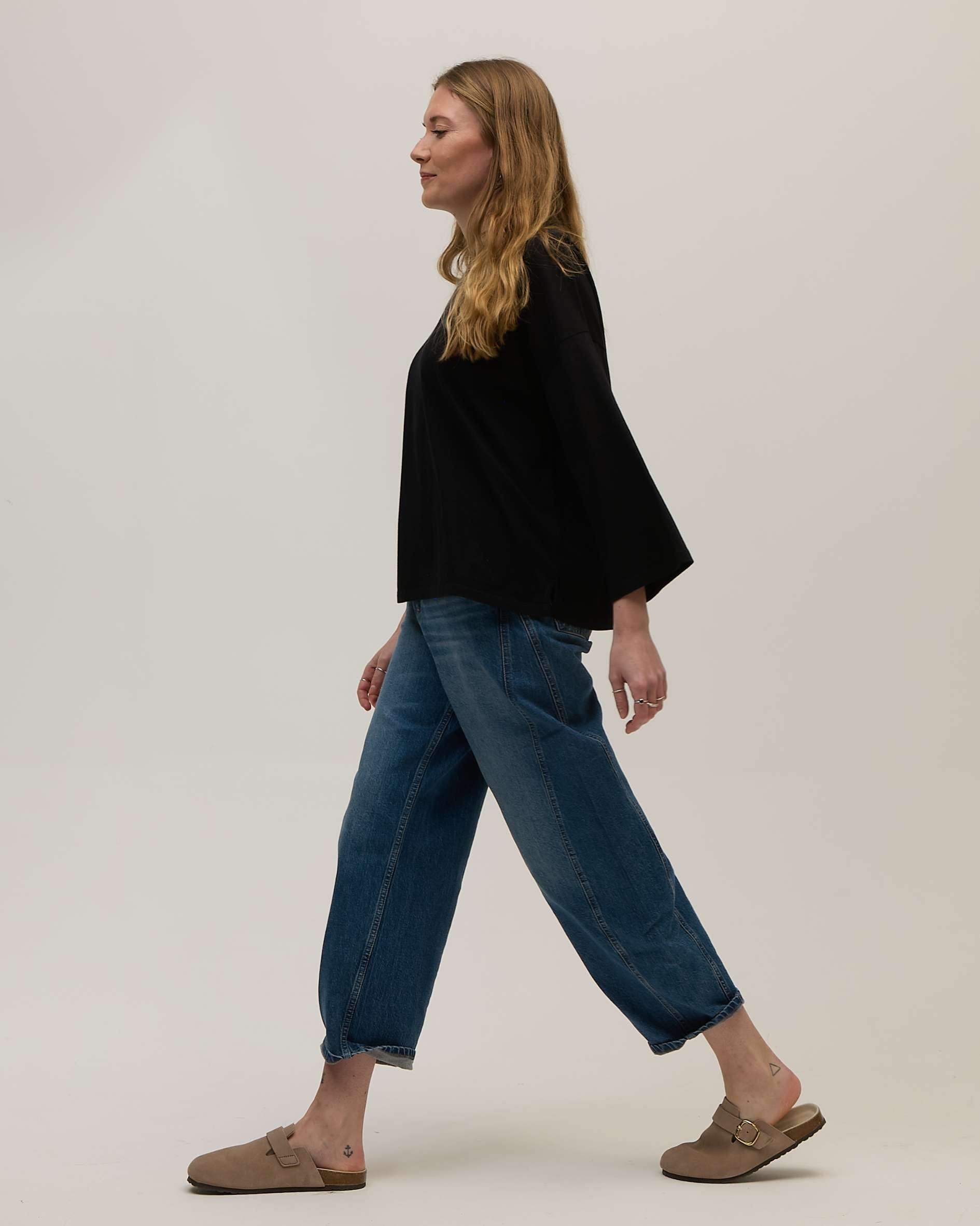 Side_view_of_black_3_quarter_sleeve_t-shirt