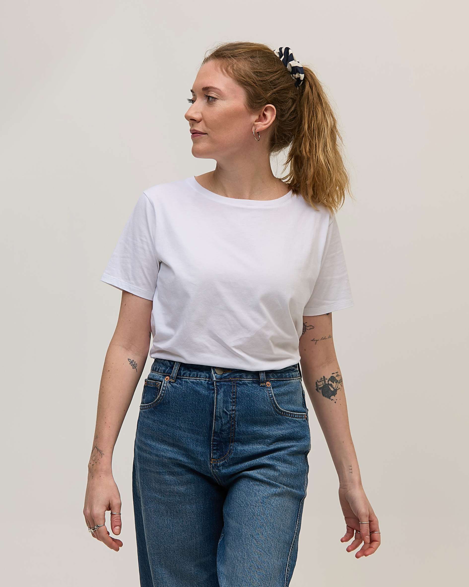 White_t-shirt_with_low_crew_neck