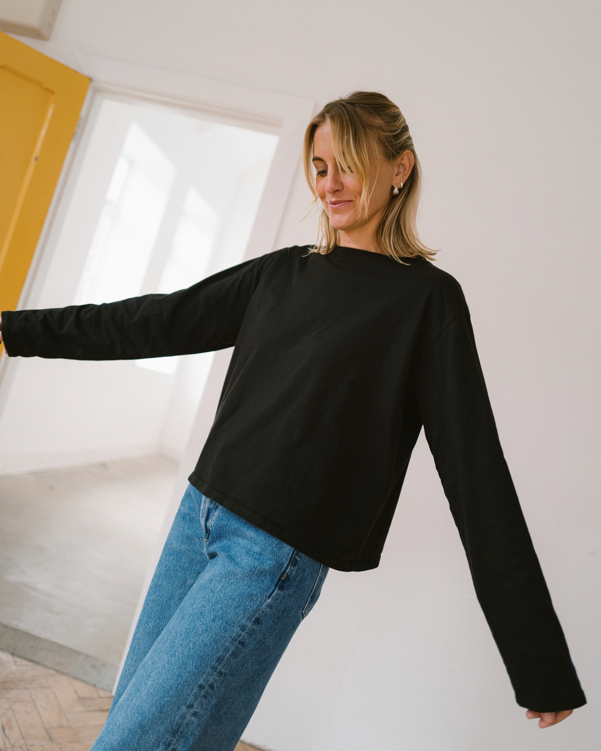 black_organic_cotton_t-shirt_with_crew_neck