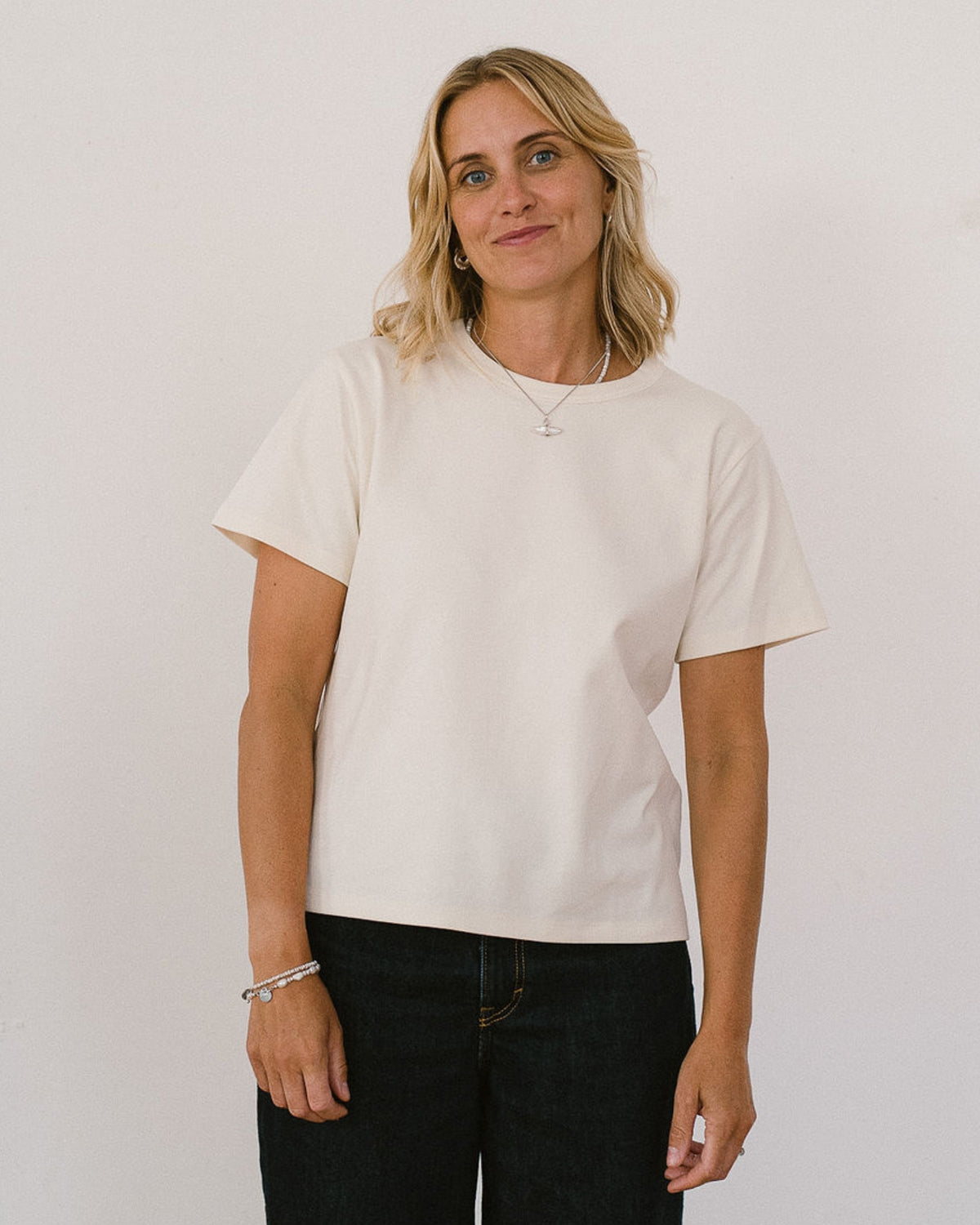 crew_neck_semi_fitted_women_t-shirt_in_ecru