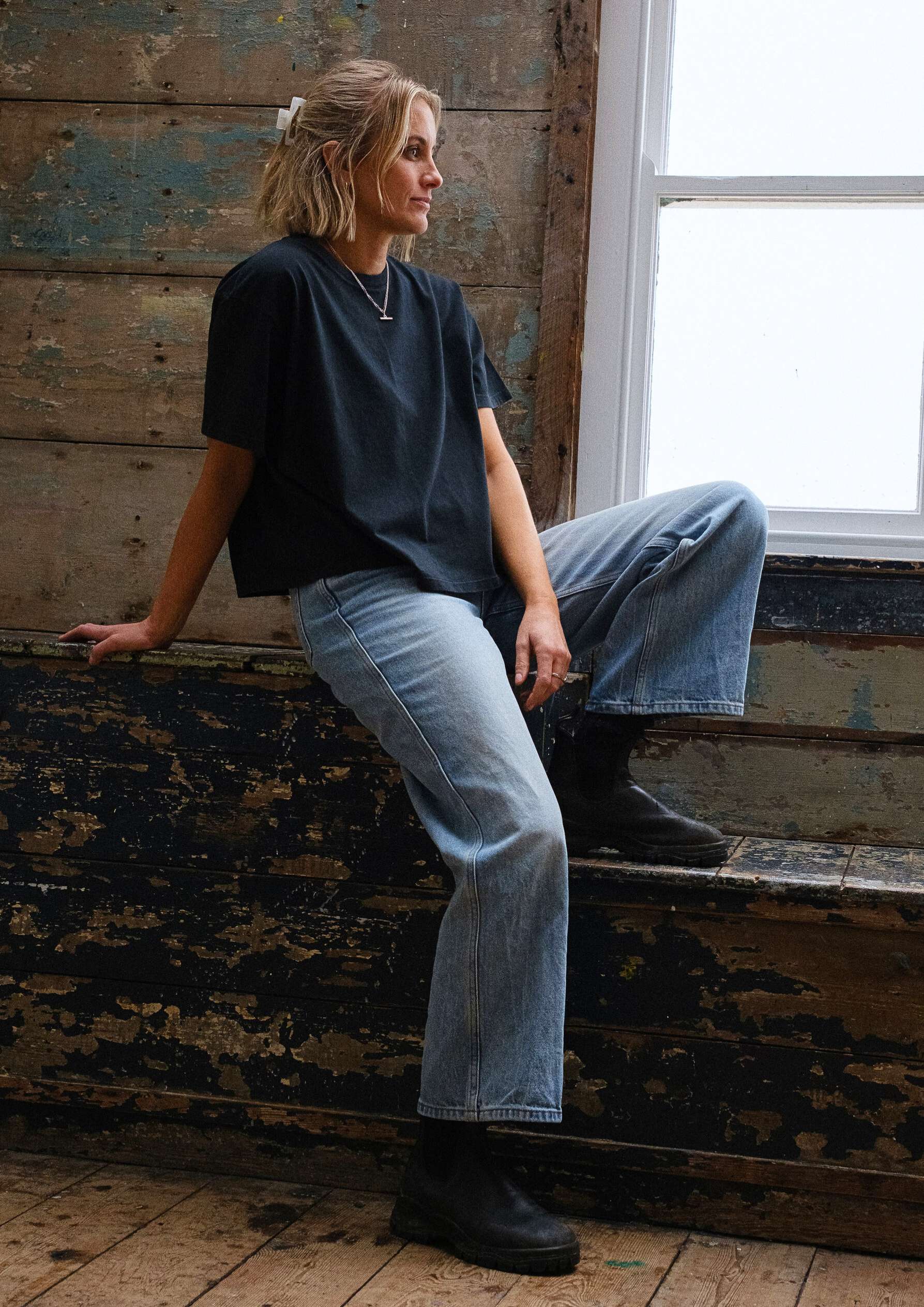 cropped_organic_cotton_t-shirt_for_women_with_crew_neck