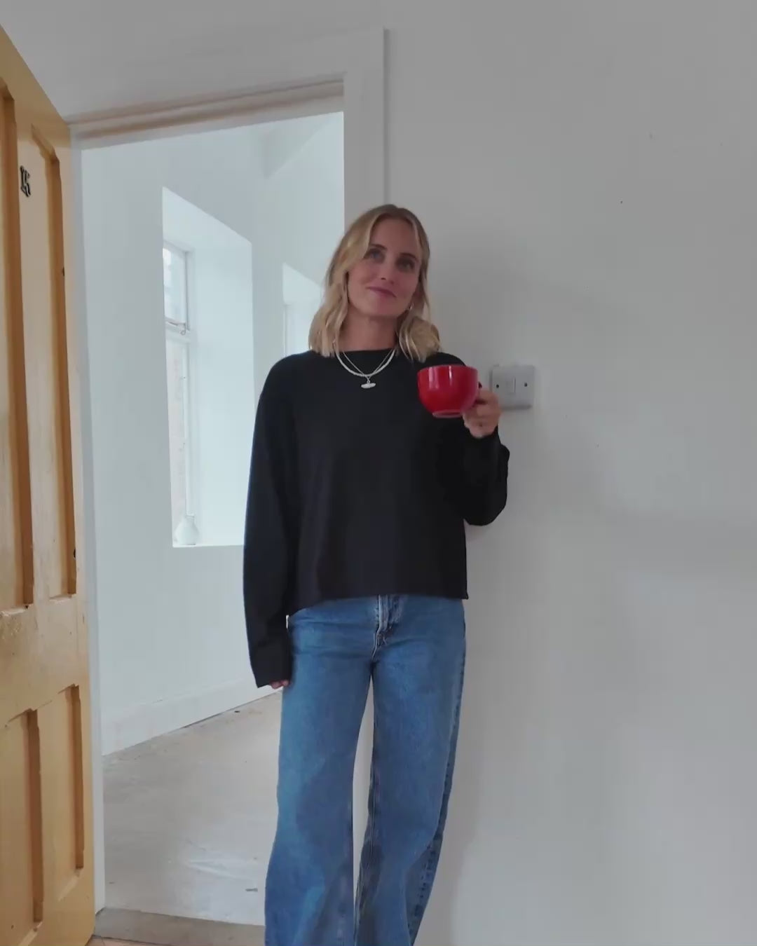 lady wearing long sleeve navy top