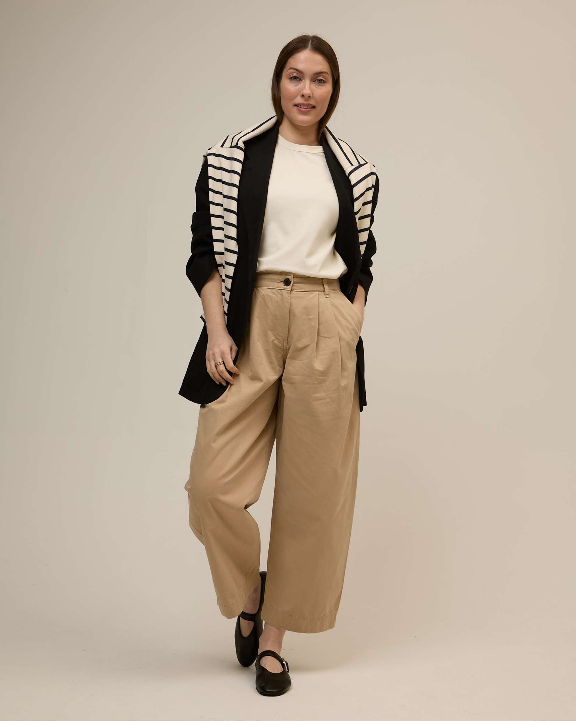 styling_a_classic_caspule_t-shirt_in_ecru