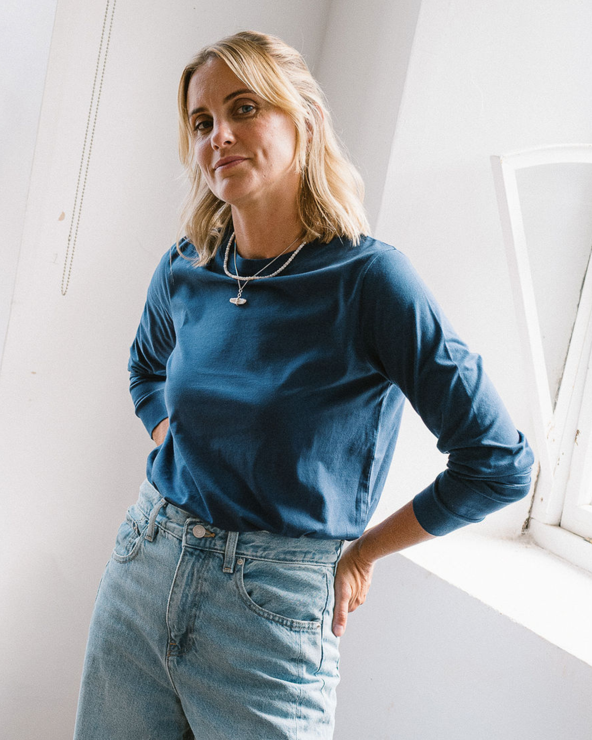 womens_organic_cotton_t-shirt_in_navy_with_crew_neck
