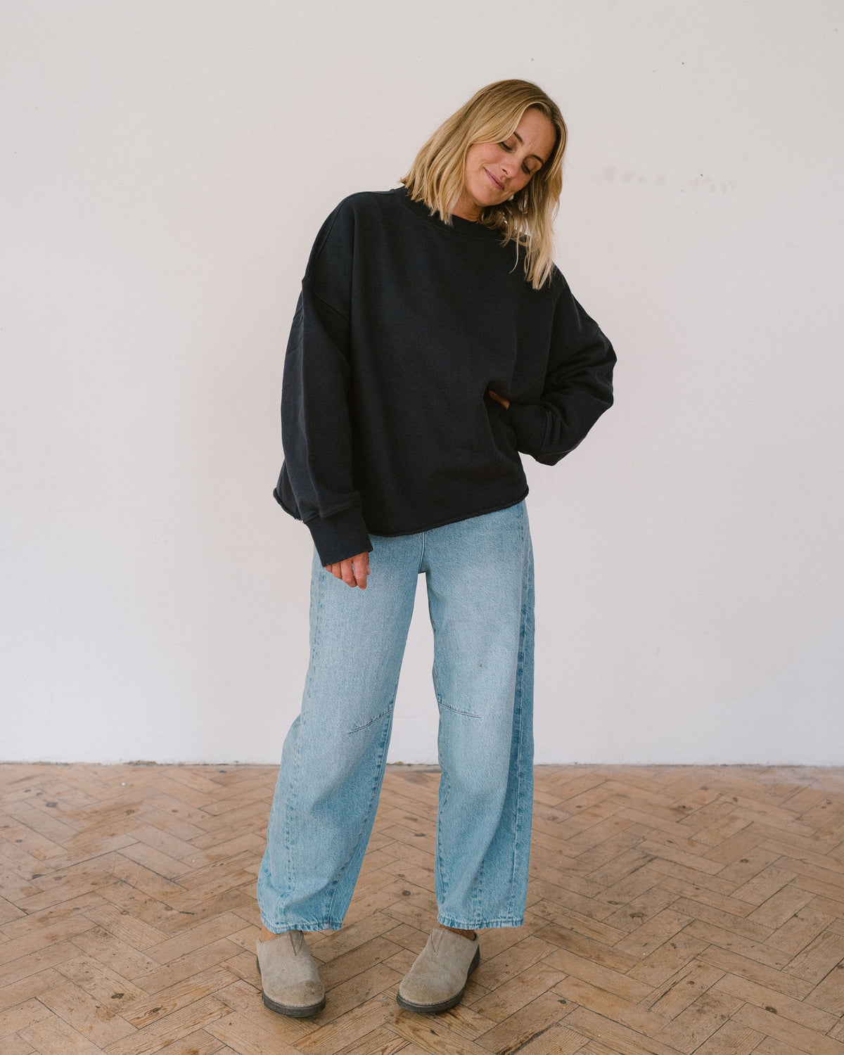 womens_sweatshirt_with_crew_neck_and_raw_hem